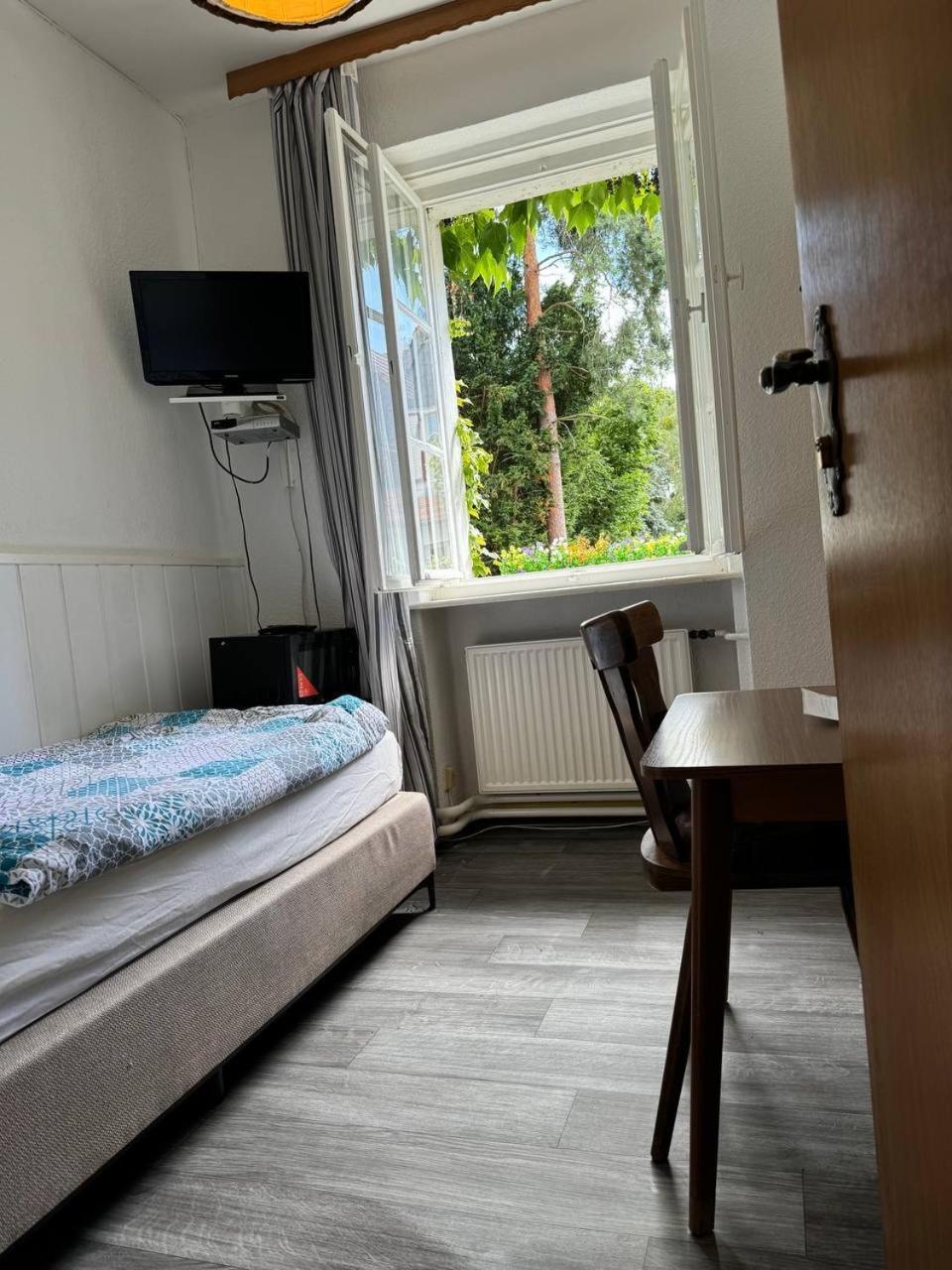Small Single Room,1601757108:JPEG